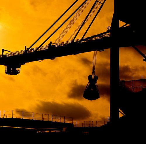 Grue portuaire aux hauts fourneaux d'IJmuiden.