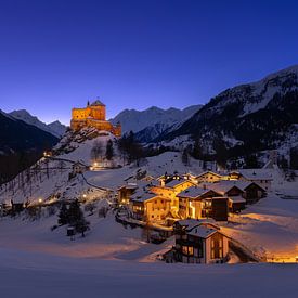 Château de Tarasp près de Scoul en Suisse dans les Grisons au plus fort de l'hiver à l'heure bleue sur Thomas Rieger