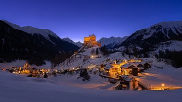 Kasteel Tarasp bij Scoul in Graubünden, Zwitserland, diep in de winter op het blauwe uur