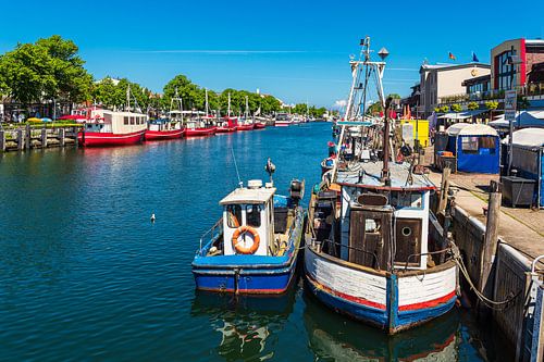 Gezicht op de Alter Strom met viskotter in Warnemünde