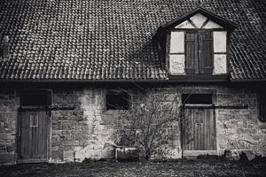 ancienne grange en noir et blanc sur Adri Vollenhouw
