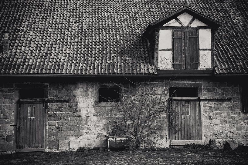 ancienne grange en noir et blanc par Adri Vollenhouw