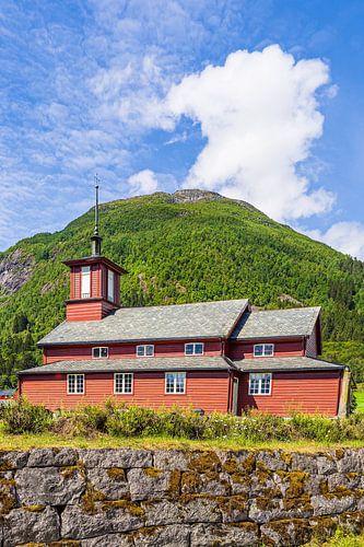 Uitzicht op de kerk in Fjærland in Noorwegen