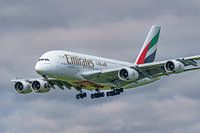 Der Airbus A380 von Emirates landet auf dem Flughafen Schiphol.