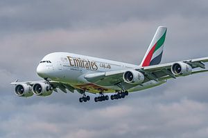 Der Airbus A380 von Emirates landet auf dem Flughafen Schiphol.