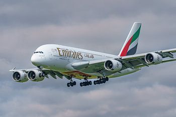Emirates Airbus A380 gaat landen op Schiphol.
