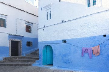 Blauwe met wit huis | Chefchaouen | Marokko | reisfotografie print van Kimberley Helmendag