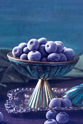 12549285 Blauwe bessen op een vintage zilveren schaal
