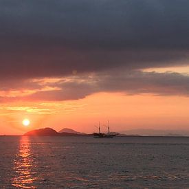 Sunset with boat van Christine Volpert