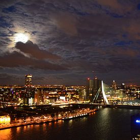 Moon and Clouds over Rotterdam van Marcel van Duinen