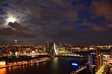 Moon and Clouds over Rotterdam van Marcel van Duinen