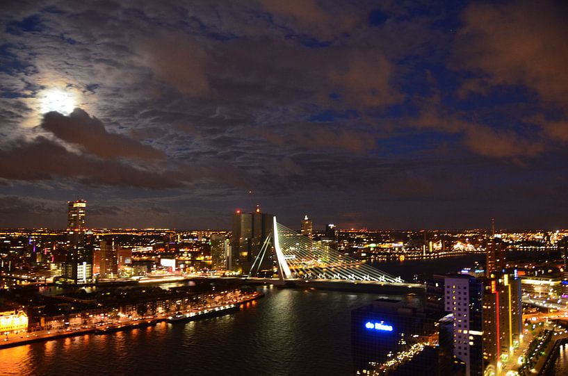 Mond und Wolken über Rotterdam von Marcel van Duinen