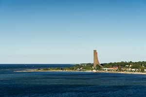 Kieler Förde und Marine-Ehrenmal in Laboe von der Seeseite