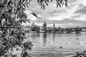 Moldauufer mit Karlsbrücke | Monochrom
