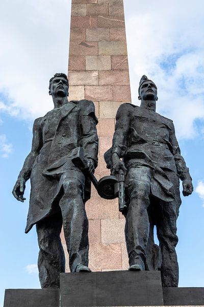 Geroicheskim Zashchitnikam Leningrada-Denkmal mit Statuen eines jungen russischen Arbeiters und eine von WorldWidePhotoWeb