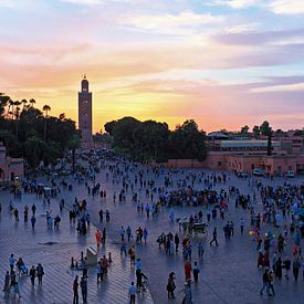 Djermaa El Fna plein in Marrakesh Marokko bij zonsondergang sur Eye on You