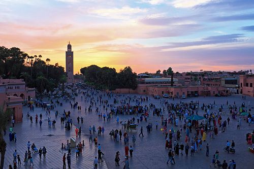 Djermaa El Fna plein in Marrakesh Marokko bij zonsondergang