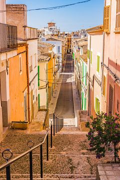 Straat in Felanitx, oude mediterrane stad op Mallorca, Spanje Balearen van Alex Winter