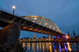 John-Frost-Brücke in Arnheim bei Dunkelheit