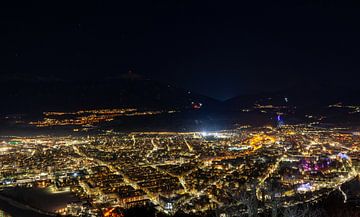 Uitzicht op de stad Innsbruck in Oostenrijk Tirol bij nacht van Animaflora PicsStock