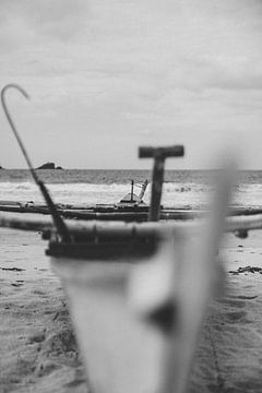 Verlassenes Boot an der Küste der Philippinen von Ken Tempelers