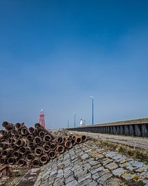 De vuurtoren van Den Oever met optrekkende mist boven 'T Wad by Harrie Muis