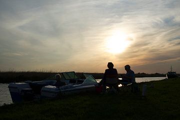 Ondergaande zon bij het water