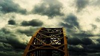 Brug in stormachtig weer
