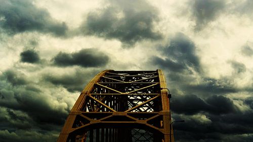 Brug in stormachtig weer