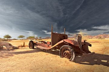 Verlaten auto in de woestijn van Gerald Slurink