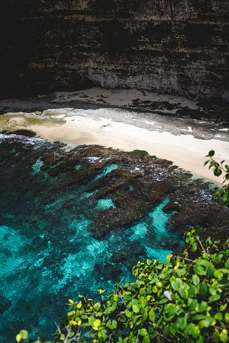 Eau bleue cristalline à Broken Beach à Bali