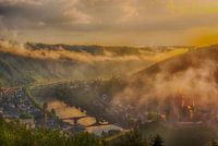 De Reichsburg in cochem in de ochtendmist