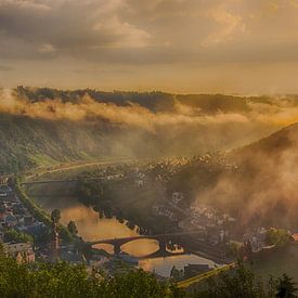 De Reichsburg in cochem in de ochtendmist van Studio  Milaan