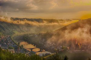 De Reichsburg in cochem in de ochtendmist van Studio  Milaan