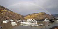 Regenboog boven gletsjermeer van Sólheimajökull van Albert Mendelewski thumbnail