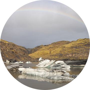 Regenboog boven gletsjermeer van Sólheimajökull van Albert Mendelewski