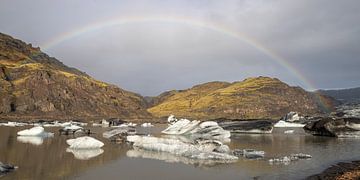 Regenboog boven gletsjermeer van Sólheimajökull van Albert Mendelewski