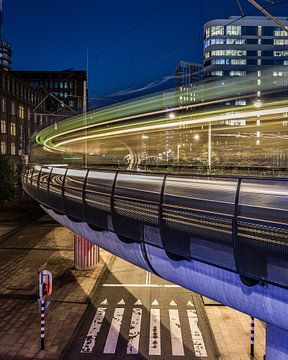 Lichtsporen van een langs rijdende tram in het Beatrixkwartier (Den Haag). van Claudio Duarte