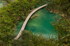 Winding path through Plitvice's turquoise lakes by Anouk Kooiman