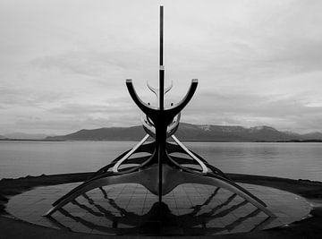 Symmetrisch kunstwerk bij Reykjavik van Ronn Perdok