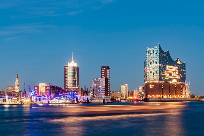 Elbphilharmonie in Hamburg 's avonds van Werner Dieterich