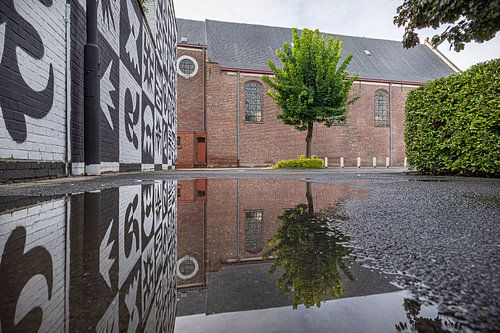 Weerspiegeling van de Sint-Franciscuskerk in Menen