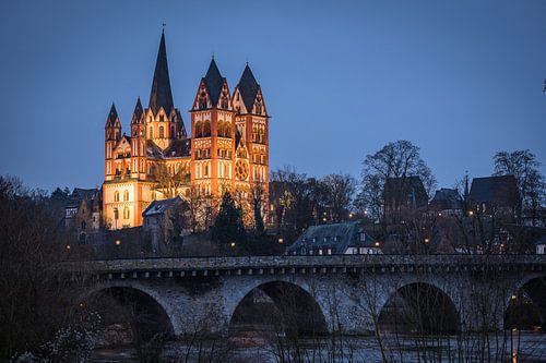 De Limburgse kathedraal op het blauwe uur