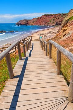 Houten loopbrug naar het strand Amado Beach Portugal van SusaZoom