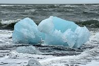 Blauwe gletsjerijs golfbreker bij ijsmeer Jokulsarlon, Ijsland van Jutta Klassen thumbnail