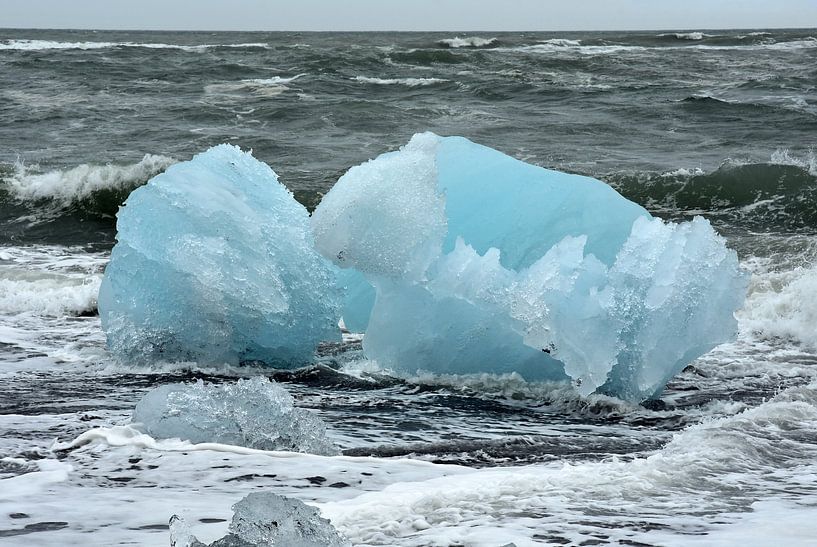 Blauwe gletsjerijs golfbreker bij ijsmeer Jokulsarlon, Ijsland van Jutta Klassen