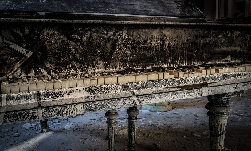Oude piano van Inge van den Brande
