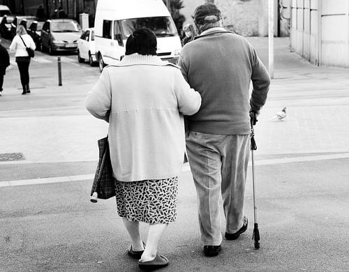 oudjes door de straten van Barcelona