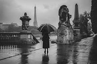 Frau im Regen auf der Pont Alexandre III
