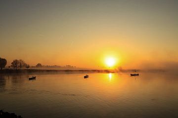 Zonsopkomst Looveer mistig Nederrijn van Chantal Touw